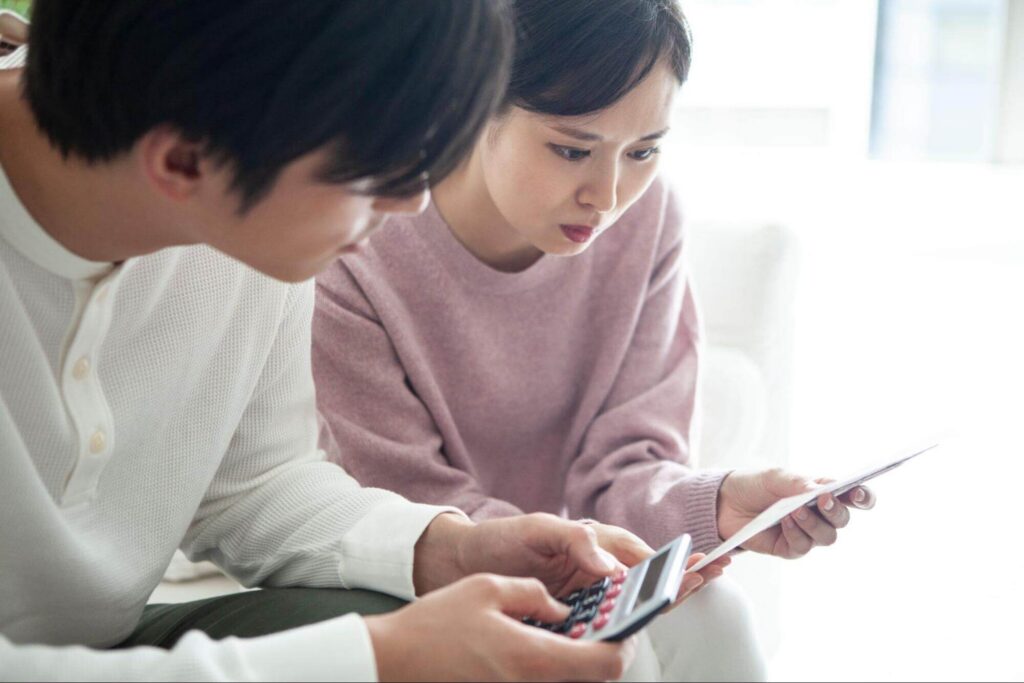 電卓を持つ男性と