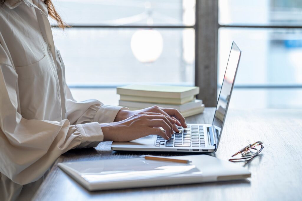 PCを操作する女性