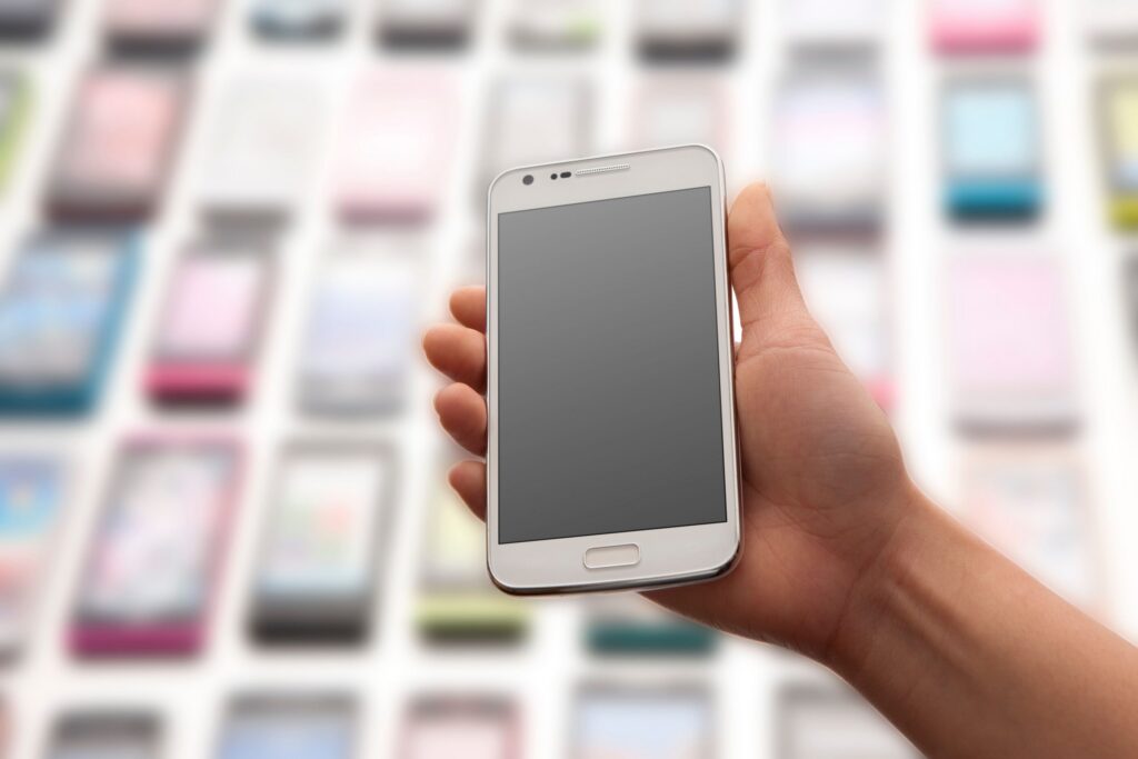スマホ端末を持つ手