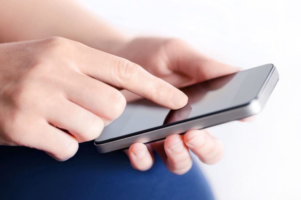 スマホ端末を操作する手