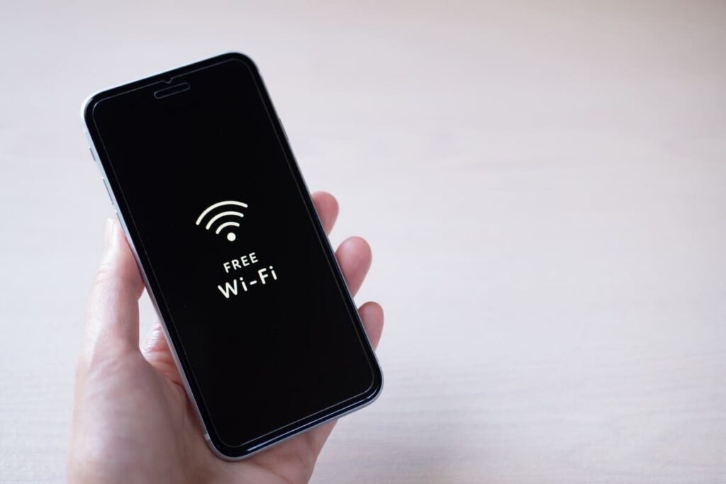 画面にWi-Fiマークが表示されたスマホ