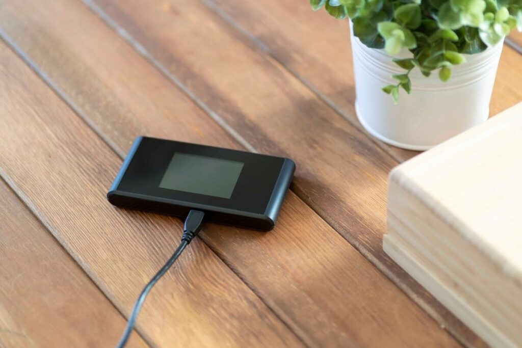 充電中のポケットWi-Fi