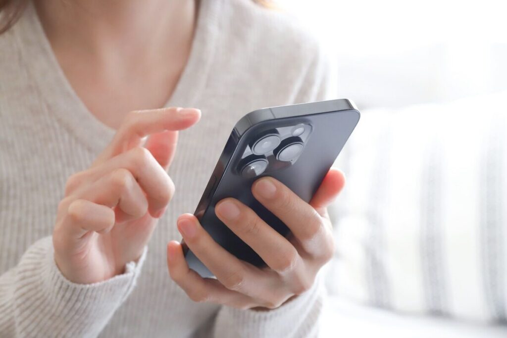 スマホを触る女性