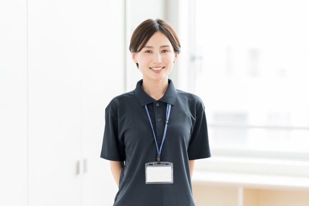 黒シャツを着ているショートカットの女性