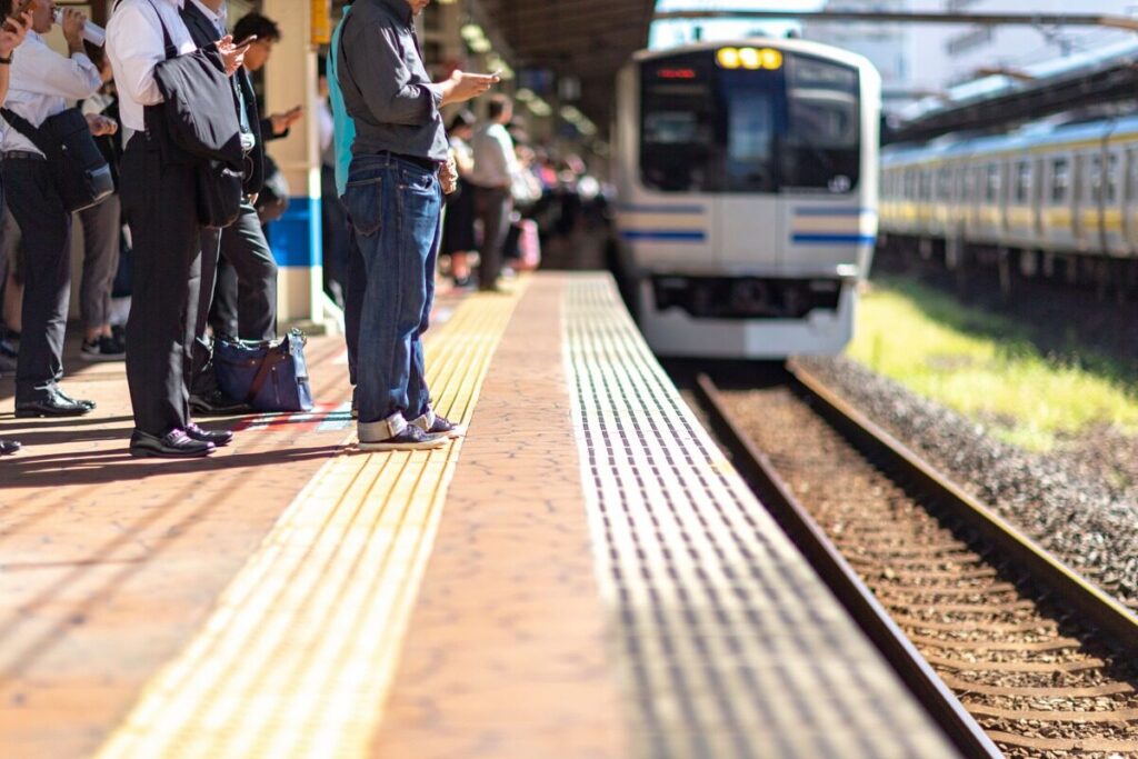 電車が到着する駅のホーム