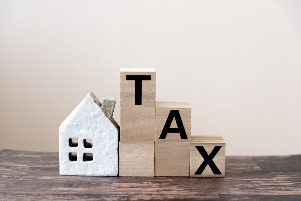 「TAX」と書かれた文字ブロック