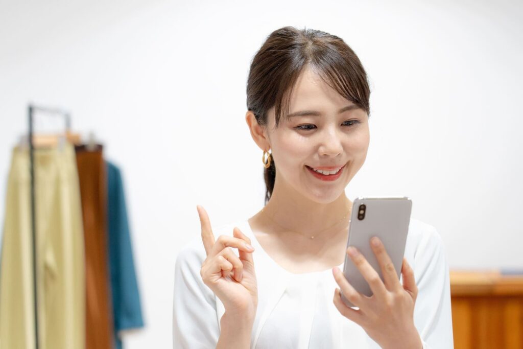 スマホを操作する女性
