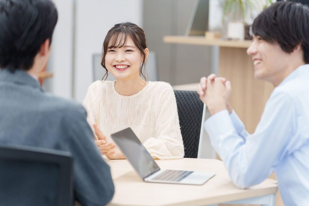 ディスカッションしている二人の男性と女性