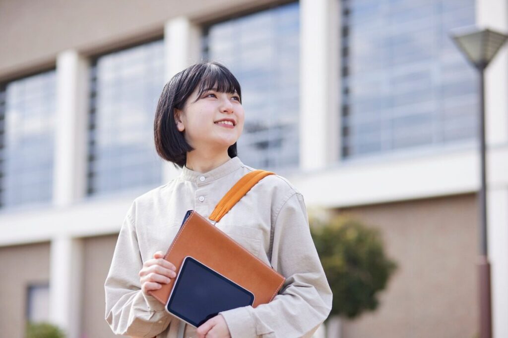 タブレットを持つショートカットの女子大学生