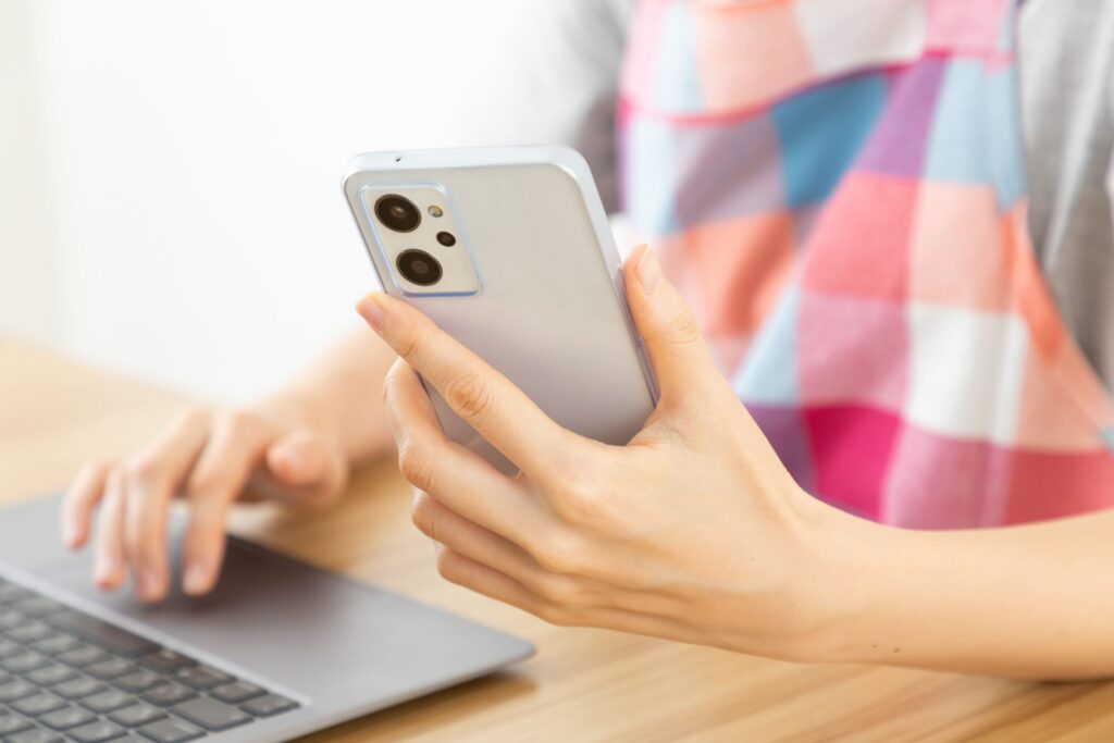 スマホを操作する女性の手元