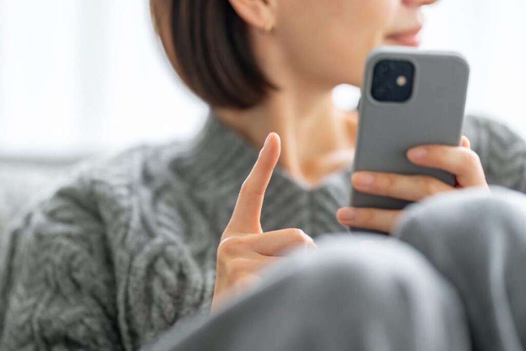 スマホを操作する女性